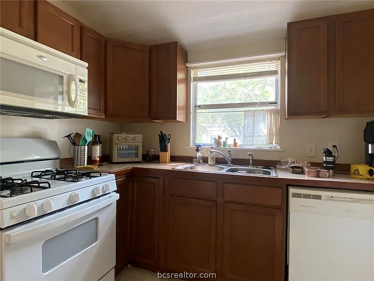 1203 Foster Ave — Photo 6