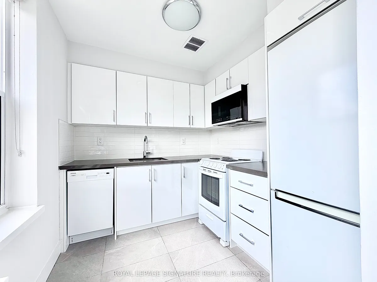 Building Photo - 1545 Bathurst St #402