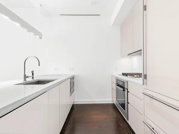 300 East 23rd Street image 6 of 9