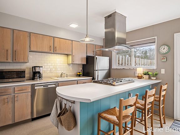 3rd image of 2421 Cranden Dr SE