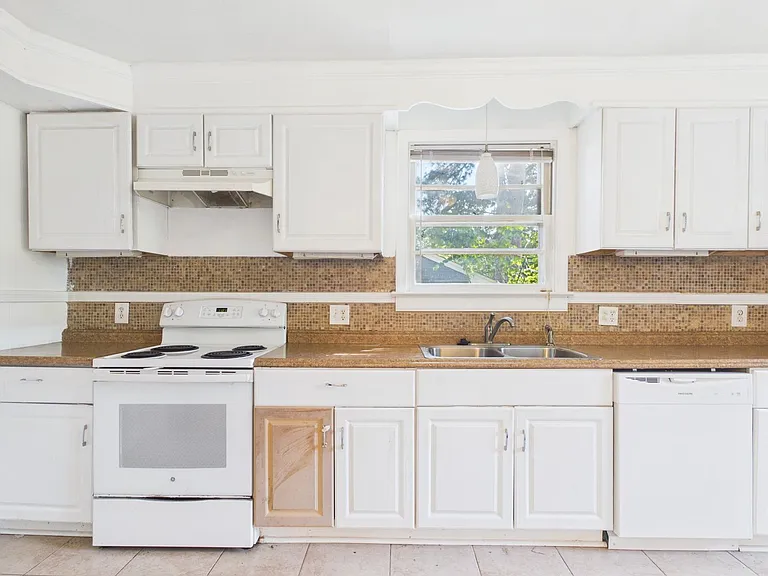 910 Northampton Rd — Photo 16