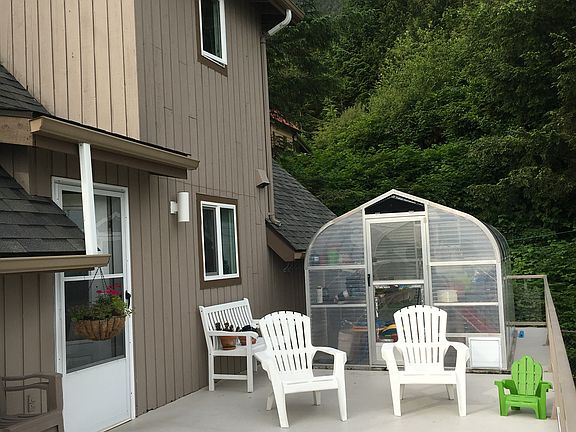 Back deck with greenhouse