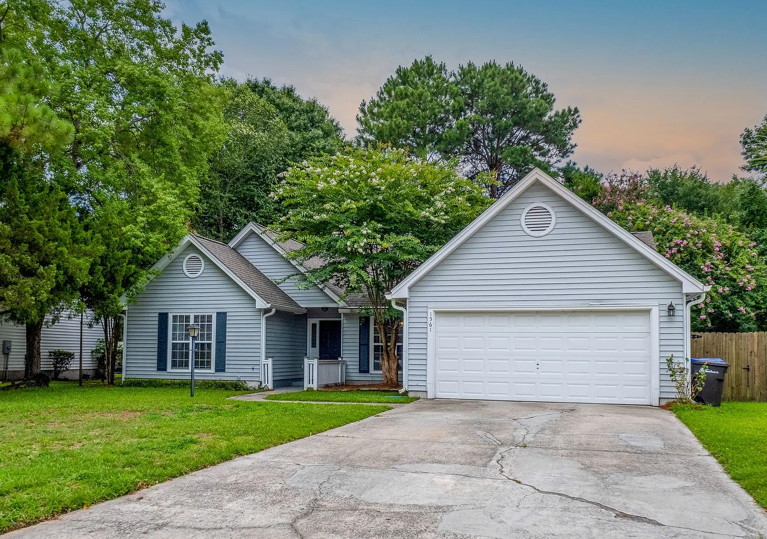 Gorgeous one story 4 Bedroom home in Mount Pleasant — Photo 2