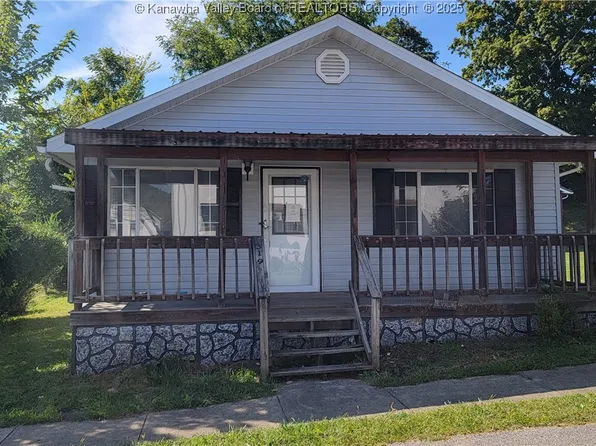 319 Mansion St, Hamlin, WV 25523