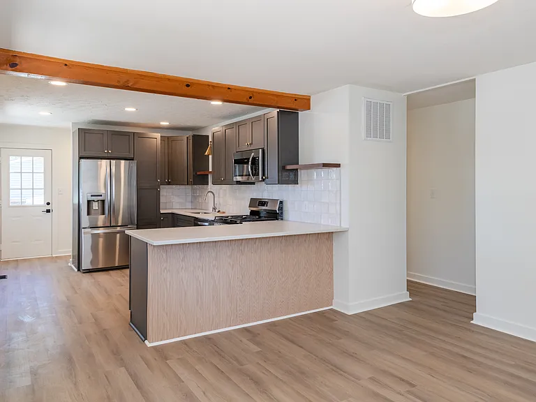 77 Ridgebury Dr — Photo 8