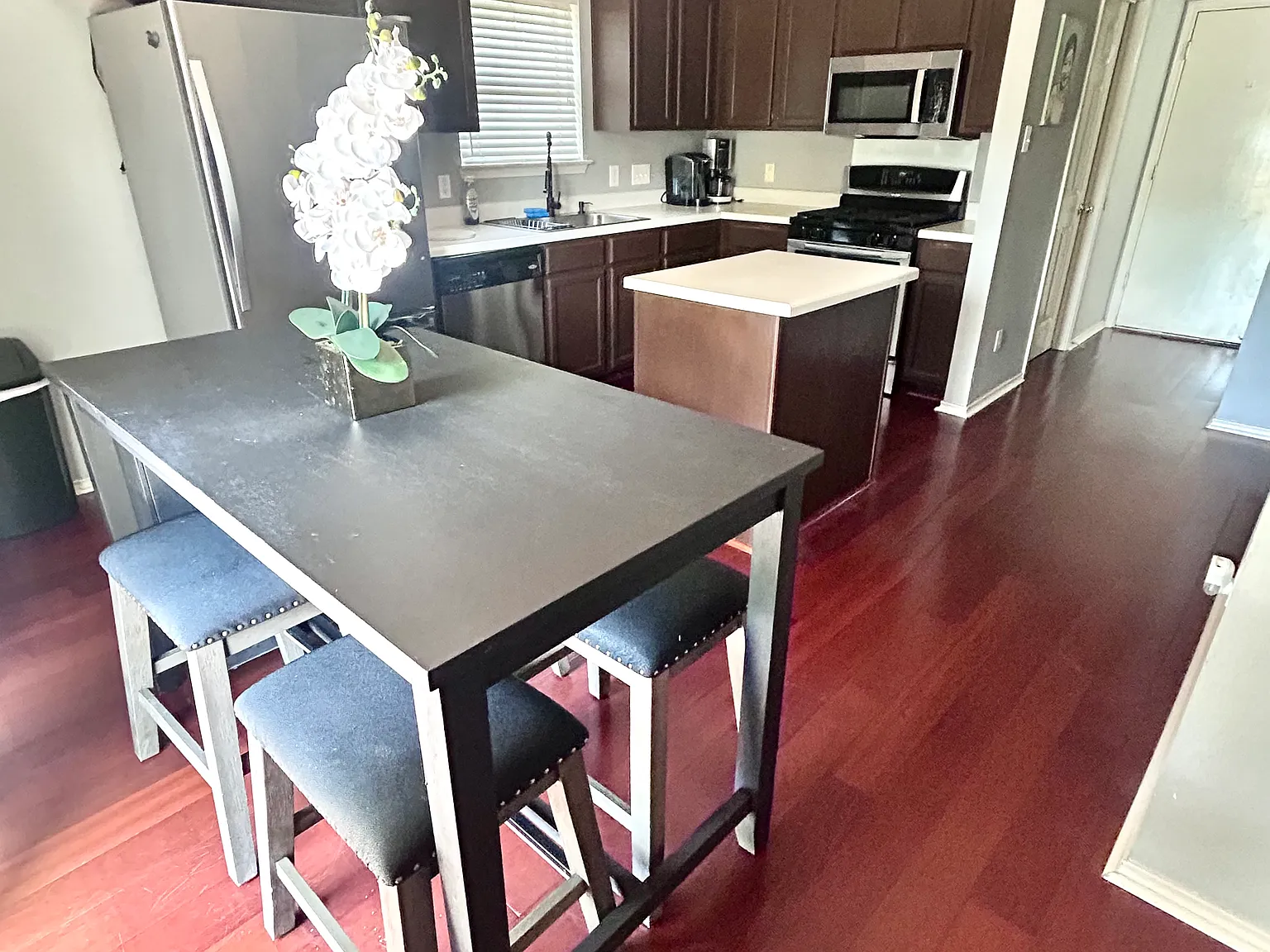 3 bed, 2.5 bath, 1422 sqft, $2,100 — Photo 3