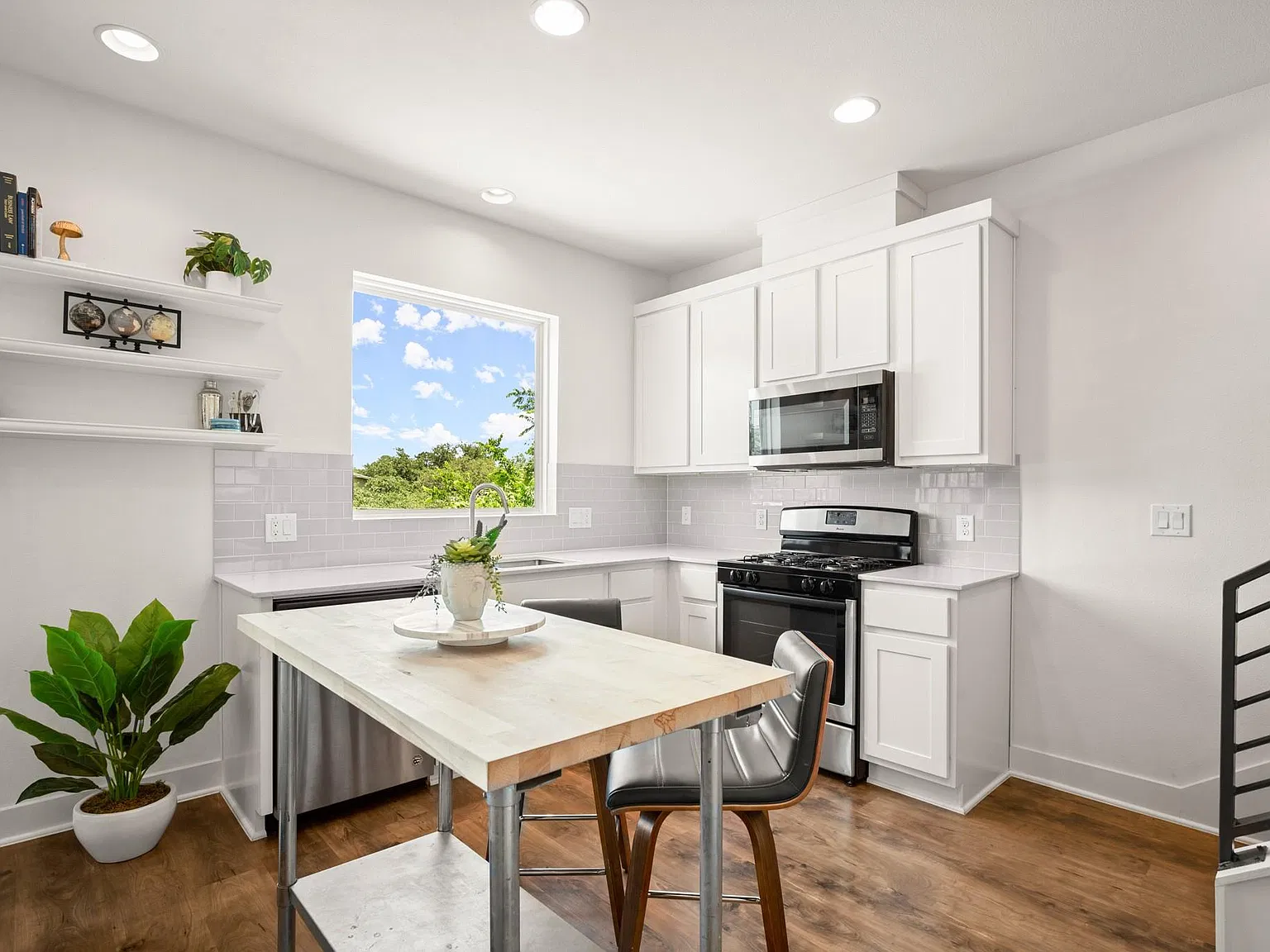 1 bed, 1.5 bath, 996 sqft, $2,000 — Photo 4