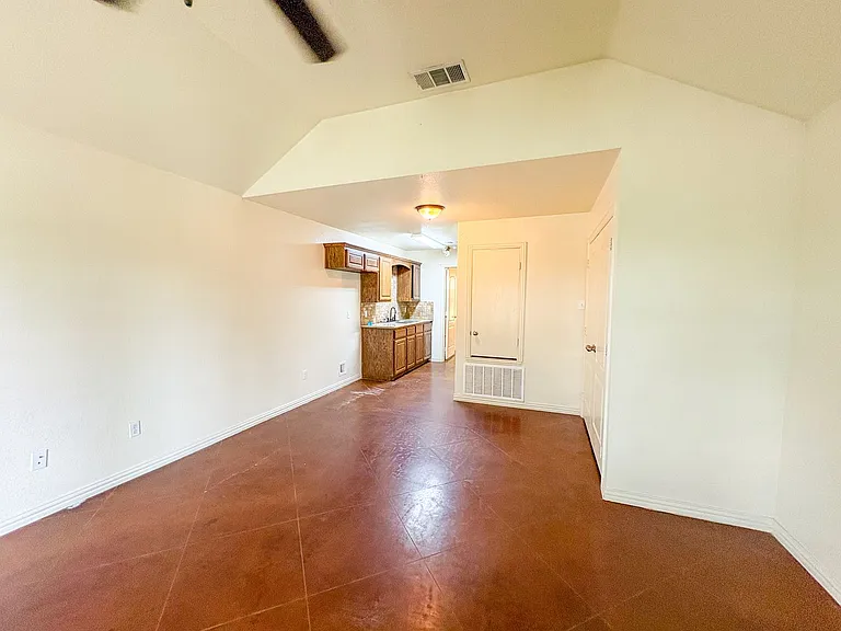 810 E Avenue C #B — Photo 3