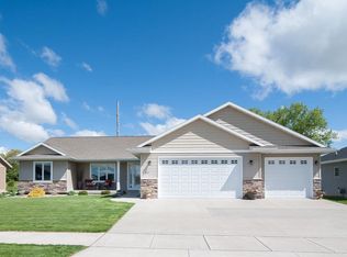 1830 Pine Ridge Dr, Onalaska, WI 54650