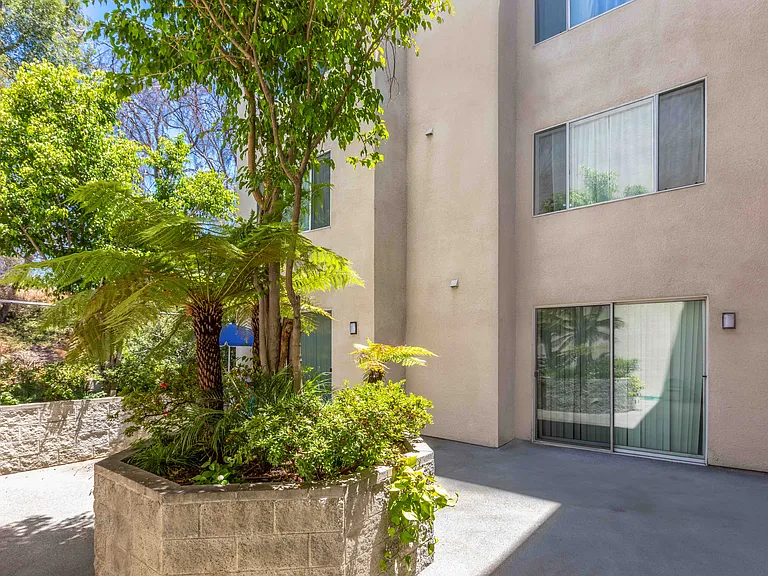 Apartments in Toluca Lake Exterior Courtyard Area