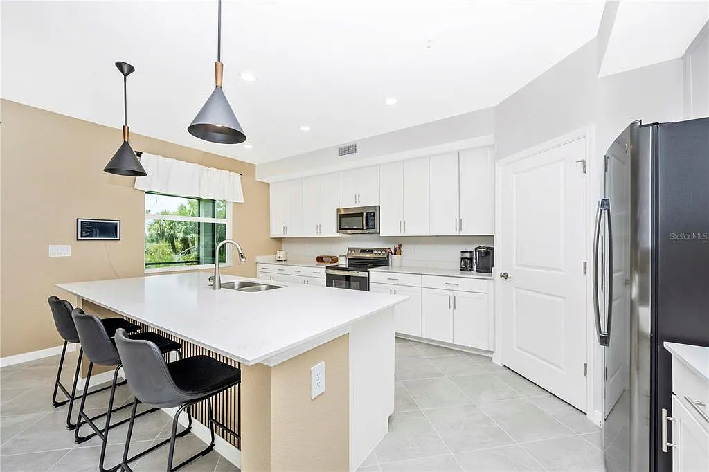 3 bed, 2.0 bath, 1789 sqft, $3,000 — Photo 3