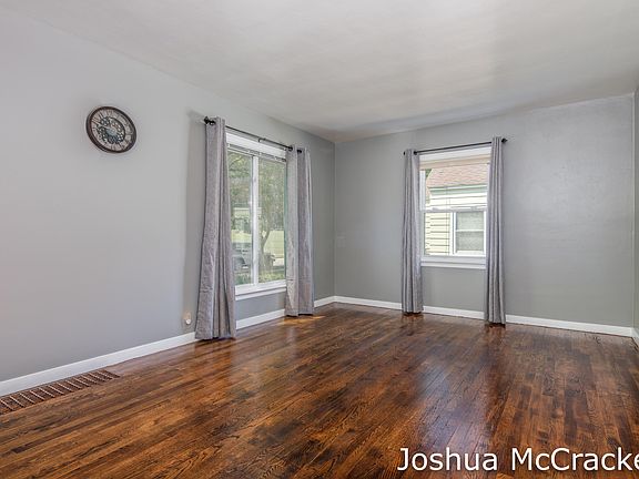 3rd image of 1061 Evelyn St NE