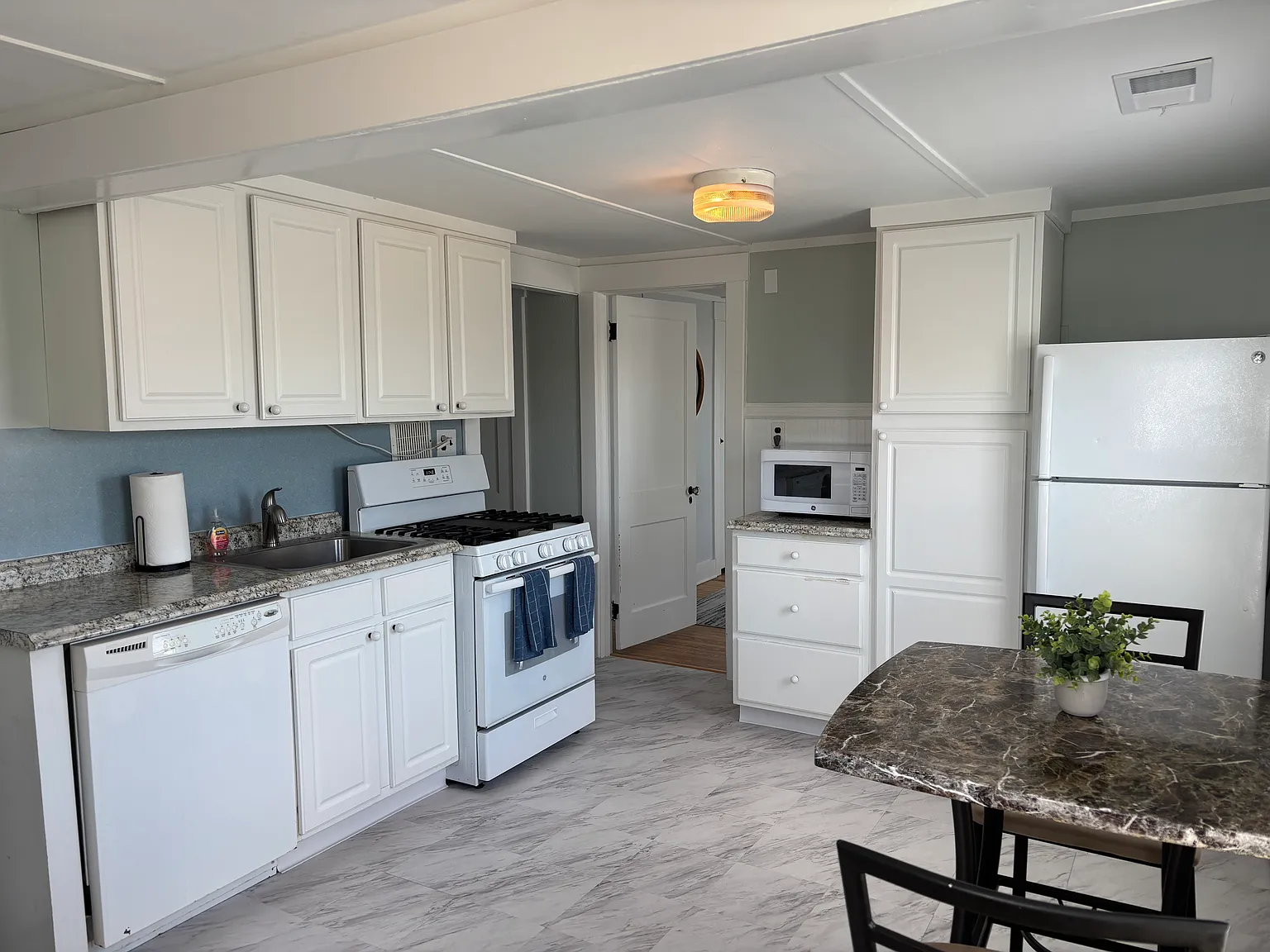 3 bed, $2,050 — Photo 3