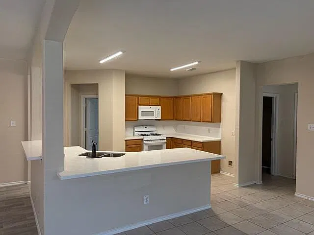 4 bed, 2.0 bath, 2051 sqft, $2,000 — Photo 4