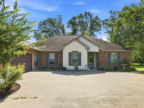 4th image of 302 S Pine Dr