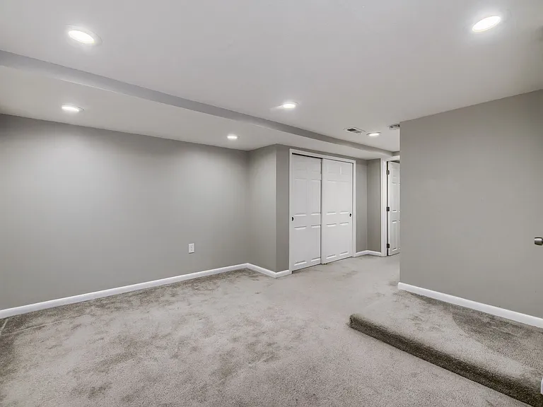 541 N Logan St — Photo 13