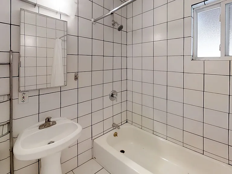 5 Bed / 3 Bath on Rockford Dr (Large Rooms & Backyard) Walk to Campus!! — Photo 14