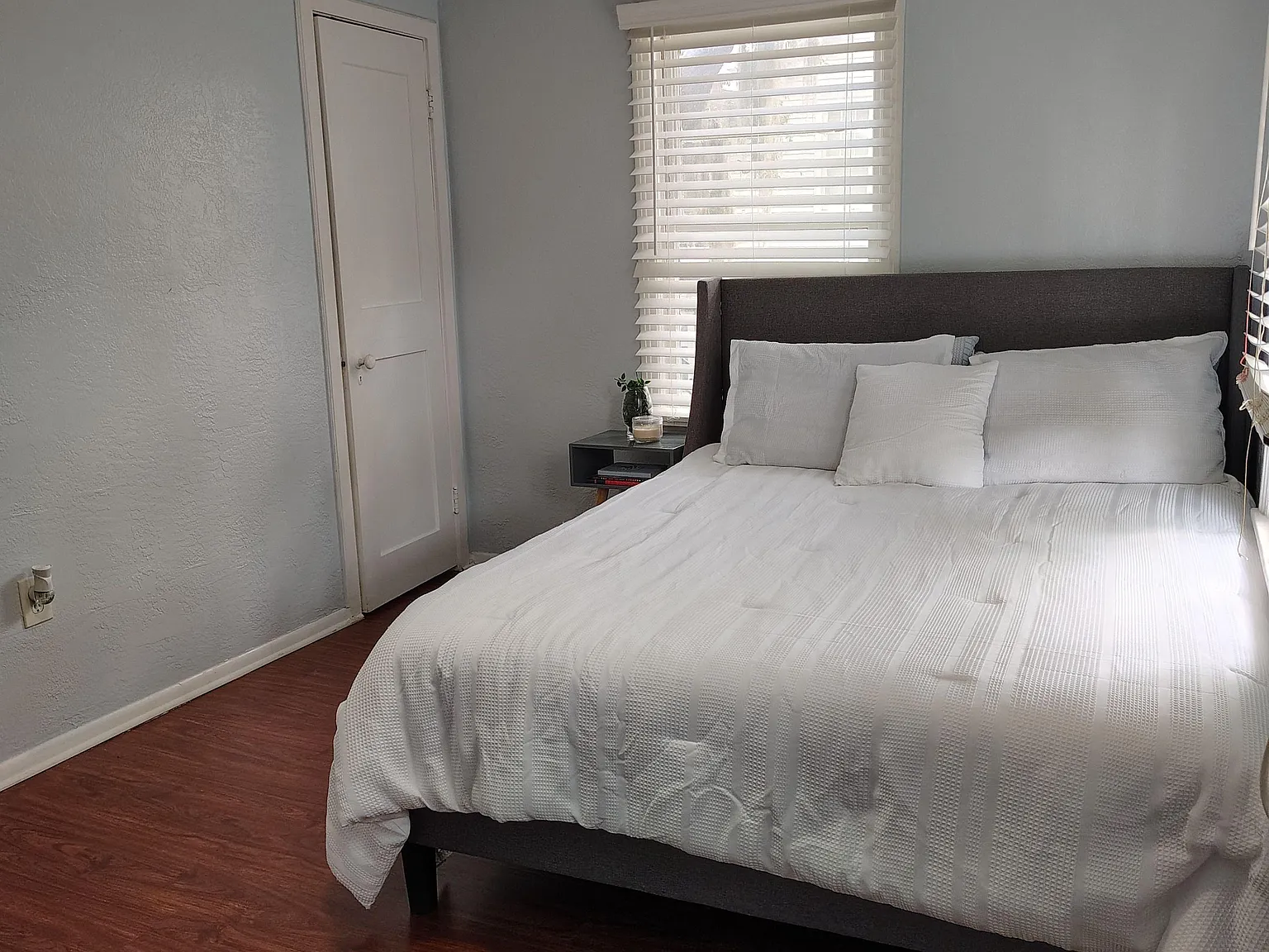 3 bed, 1.0 bath, 950 sqft, $996 — Photo 2