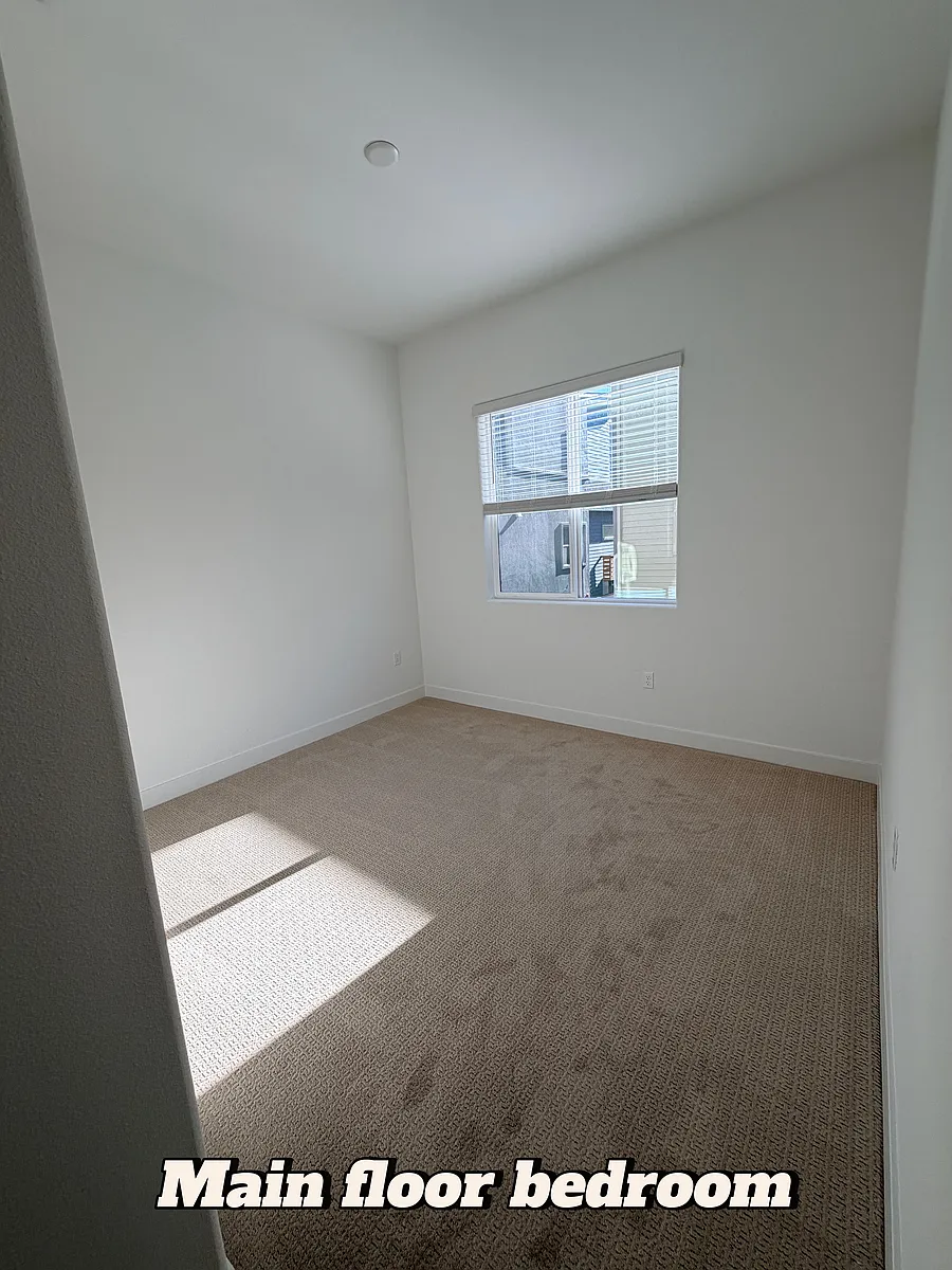 Main floor bedroom with shared bathroom - 28948 Parkridge Loop
