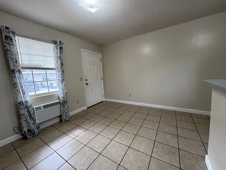 604 E Madison St — Photo 7