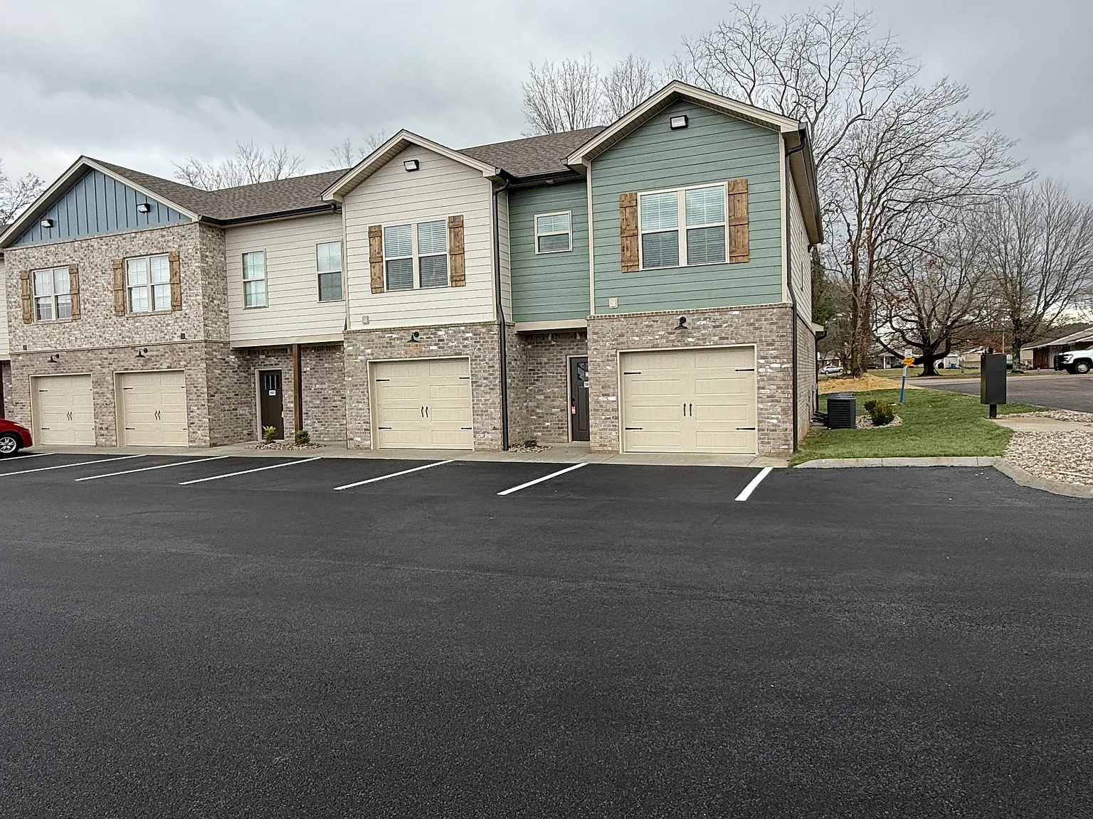 3 bed, 2.5 bath, 1355 sqft, $1,600 — Photo 2