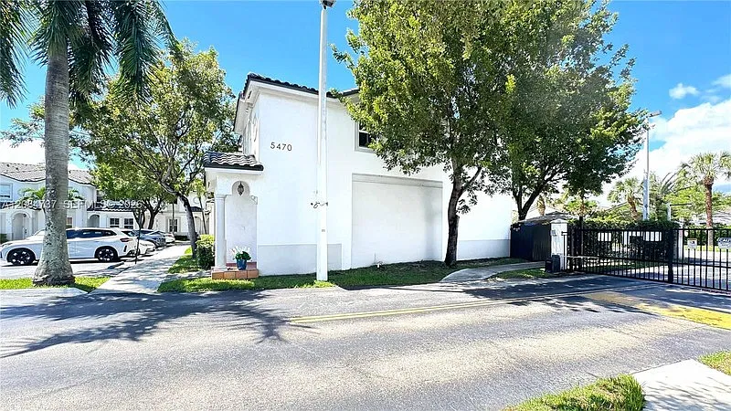 5470 NW 107th Ave #801 — Photo 3