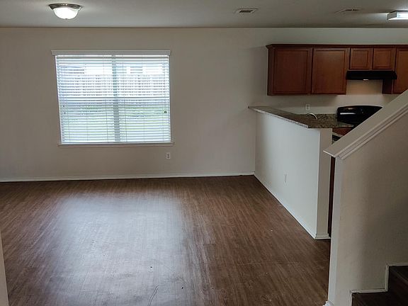4th image of 2011 Club Oak Dr