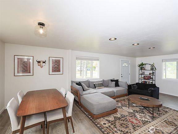 3rd image of 1003 N Fruitdale Road