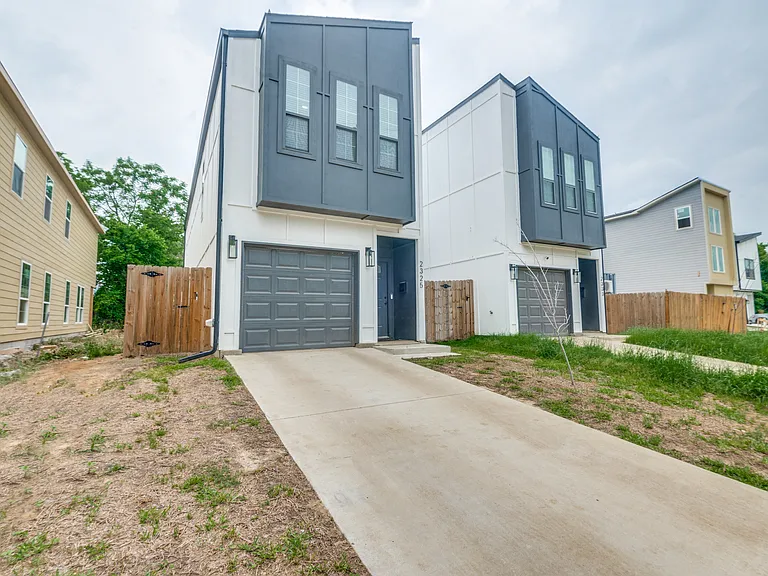 2325 Budd St — Photo 1