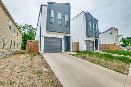 2325 Budd St Photo 1