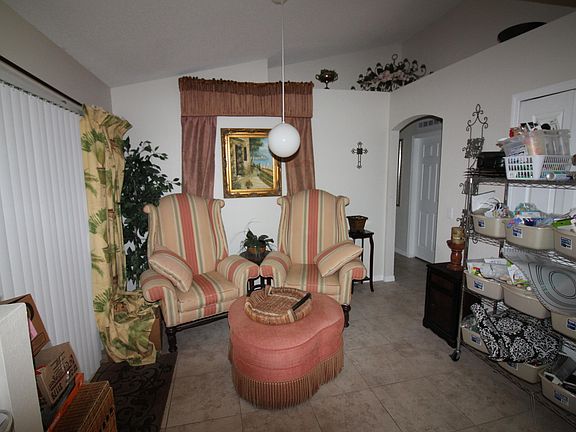 4th image of 719 SW Jordin Ave