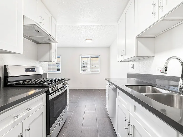 637 W 79th St — Photo 3