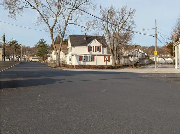 2 Fairmount Ave, Johnston, RI 02919