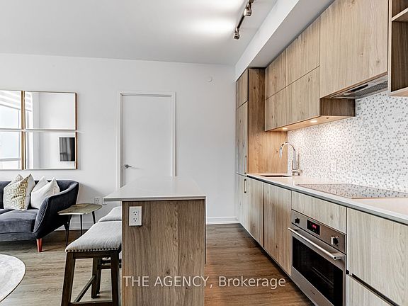 4th image of 1 Yorkville Ave #711