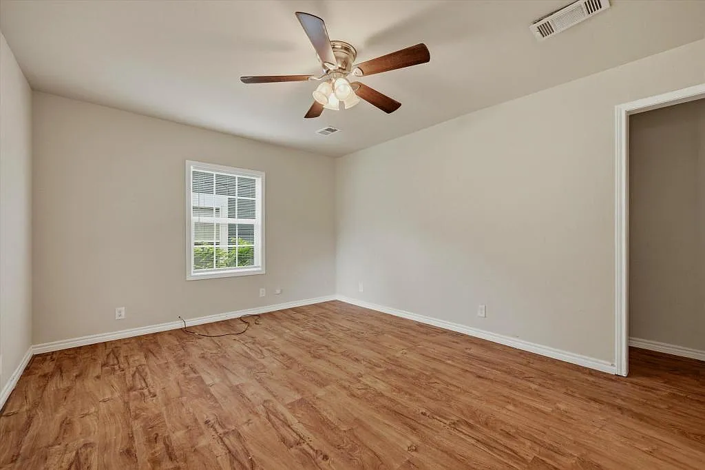 2112 W Bond St — Photo 4