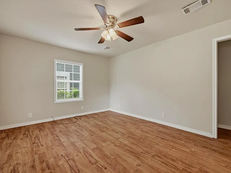 2112 W Bond St — Photo 4
