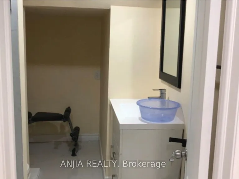 20 Colinayre Cres #1 — Photo 11