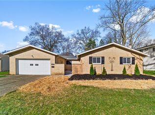 6076 Somerset Dr, North Olmsted, OH 44070