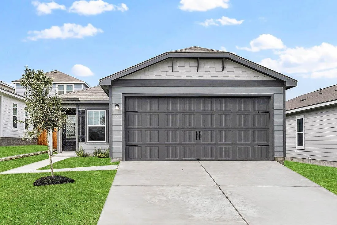 3 bed, 2.0 bath, 1305 sqft, $2,145 — Photo 1
