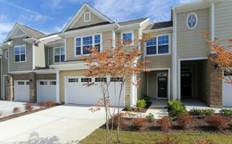 3 bed, 2.5 bath, 1700 sqft, $2,100 — Photo 1