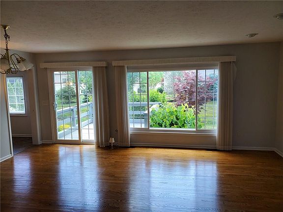 4th image of 115 Stewart Pl