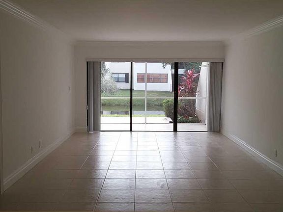 2nd image of 100 Lakeview Dr APT 105