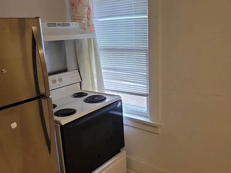 120 E Avenue D — Photo 2