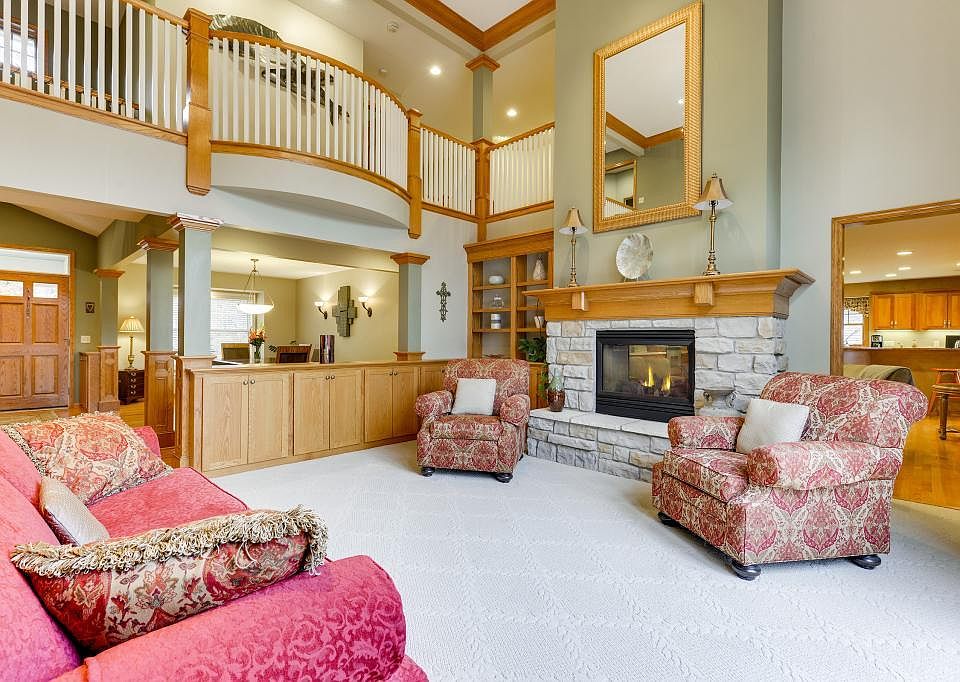 1st image of 423 Vadnais Lake Dr