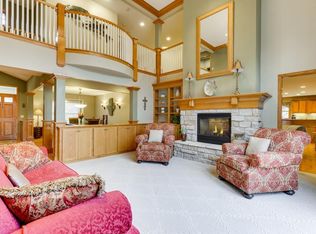 423 Vadnais Lake Dr, Vadnais Heights, MN 55127