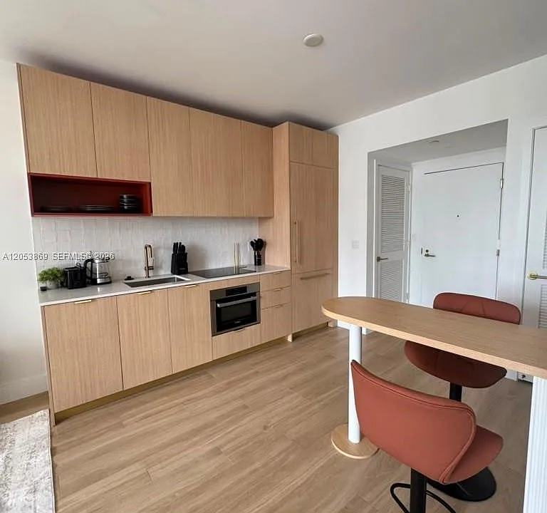 90 NE 32nd St #811