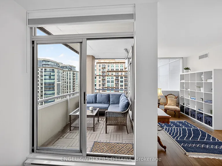 160 George St #2404 — Photo 39