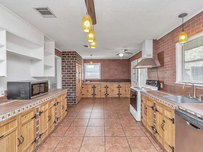 602 Everett St — Photo 15