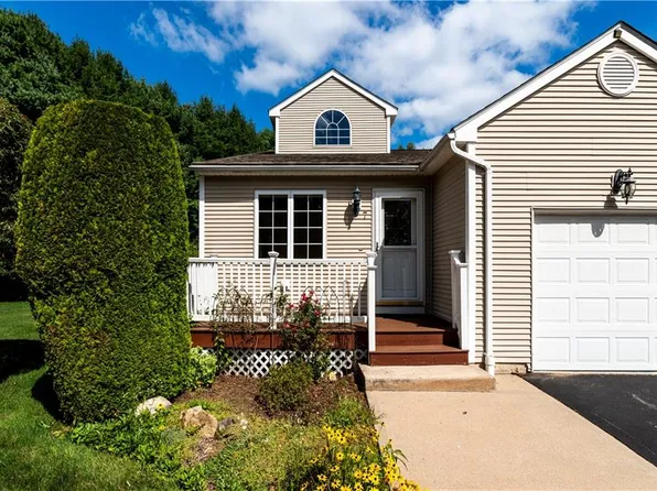 7 Dairy Farm Dr #321, West Warwick, RI 02893