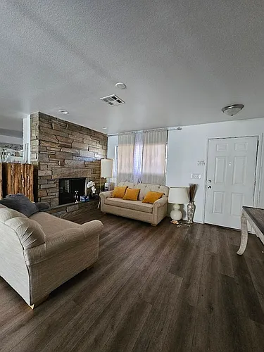 2107 Frontier Ave Photo 1